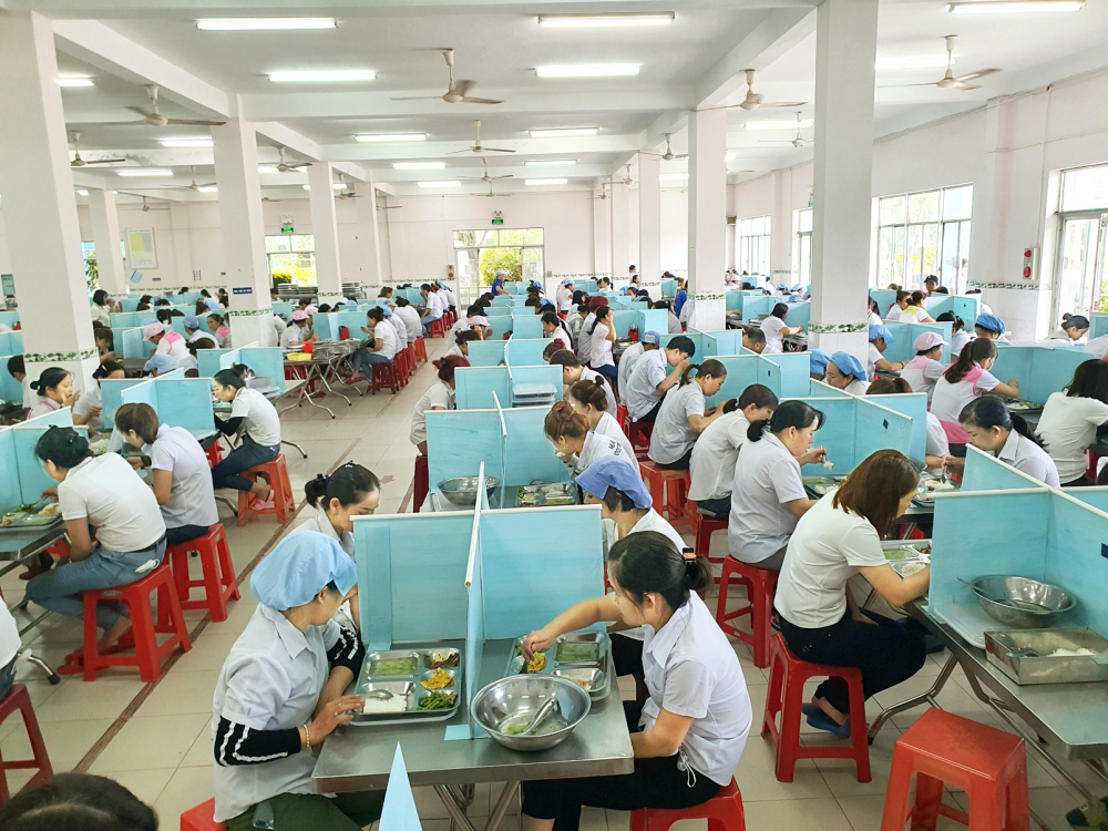 Công nhân ăn bữa trưa trong Công ty cổ phần Dệt may 29/3 (TP Đà Nẵng) - Ảnh: Đình Dũng