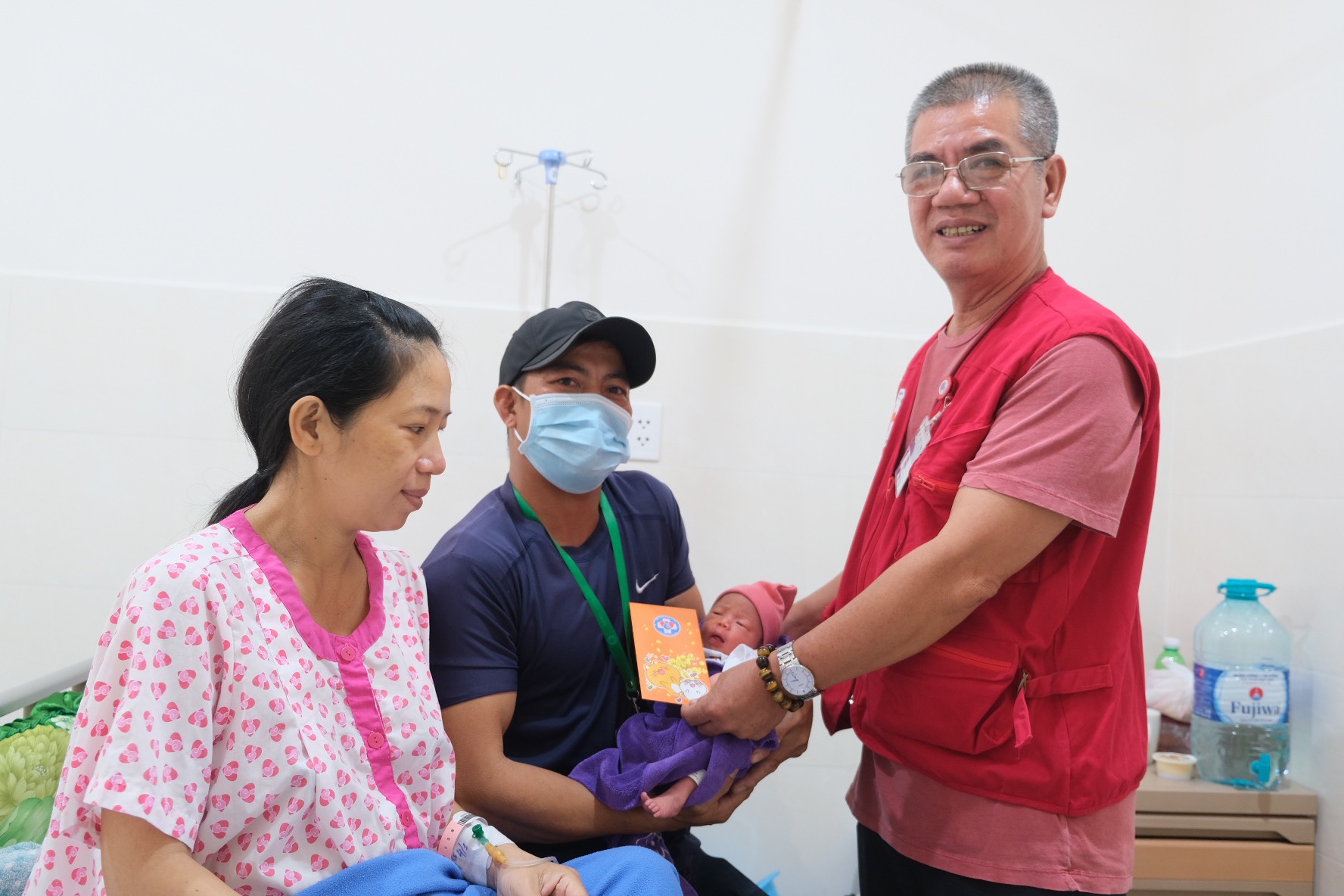 Bác sĩ chuyên khoa 2Phạm Quốc Hùng, Trưởng phòng Công tác xã hội BV Hùng Vương đến thăm và tặng quà cho gia đình, ảnh BVCC