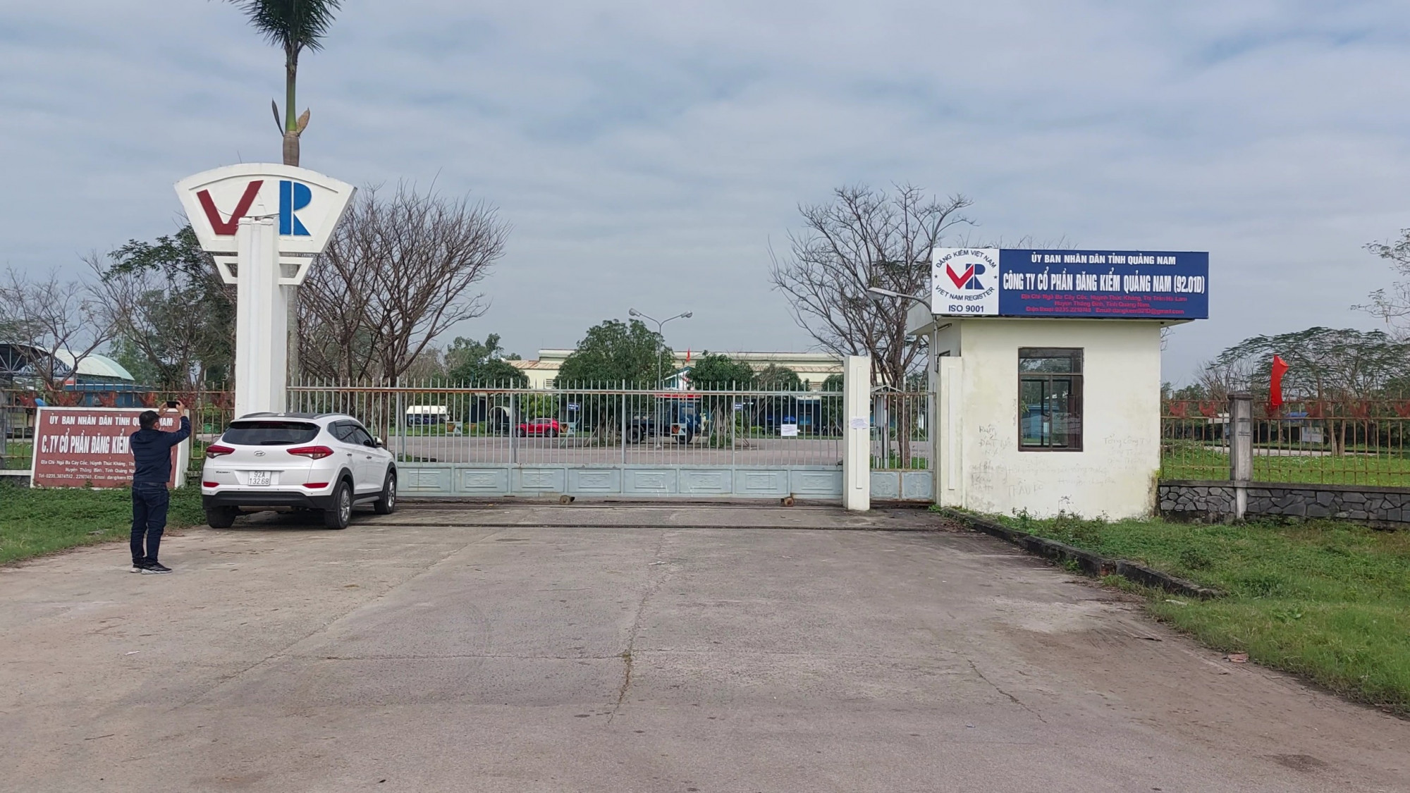Cơ quan Cảnh sát điều tra tỉnh Quảng Nam đã khởi tố vụ án, bắt tạm giam 6 cán bộ của Trung tâm đăng kiểm 9201D- Quảng Nam về tội Môi giới hối lộ và Nhận hối lộ