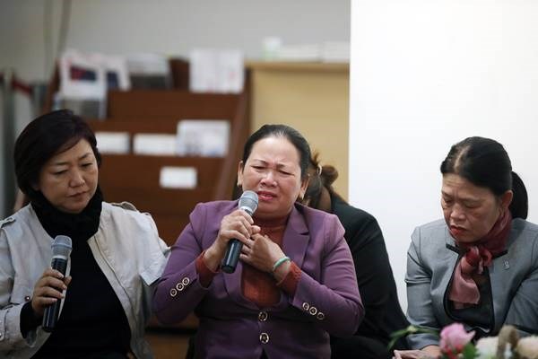 Bà Nguyễn Thị Thanh (giữa) - nguyên đơn kiện Chính phủ Hàn Quốc về vụ thảm sát thường dân làng Phong Nhị. (Nguồn: Yonhap News)