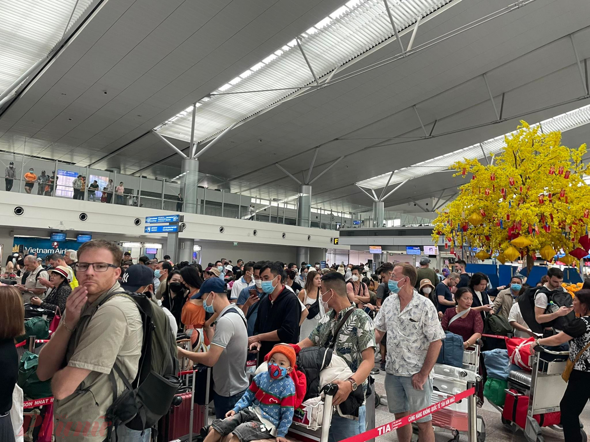 Cục Hàng không Việt Nam yêu cầu các hãng bay tăng cường kiểm soát việc bán vé máy bay. (Trong ảnh: Du khách xếp hàng làm thủ tục an ninh tại ga đi quốc tế Cảng hàng không quốc tế Tân Sơn Nhất hồi đầu tháng 2/2023). - Ảnh: Quốc Thái