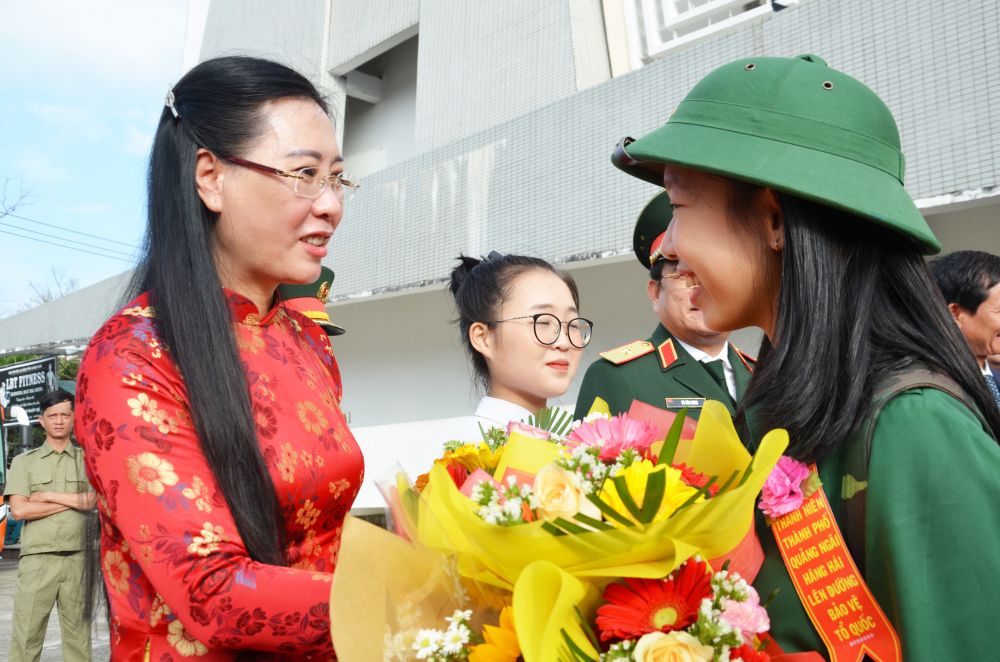 Bí thư Tỉnh ủy Quảng Ngãi Bùi Thị Quỳnh Vân tặng hoa cho Loan
