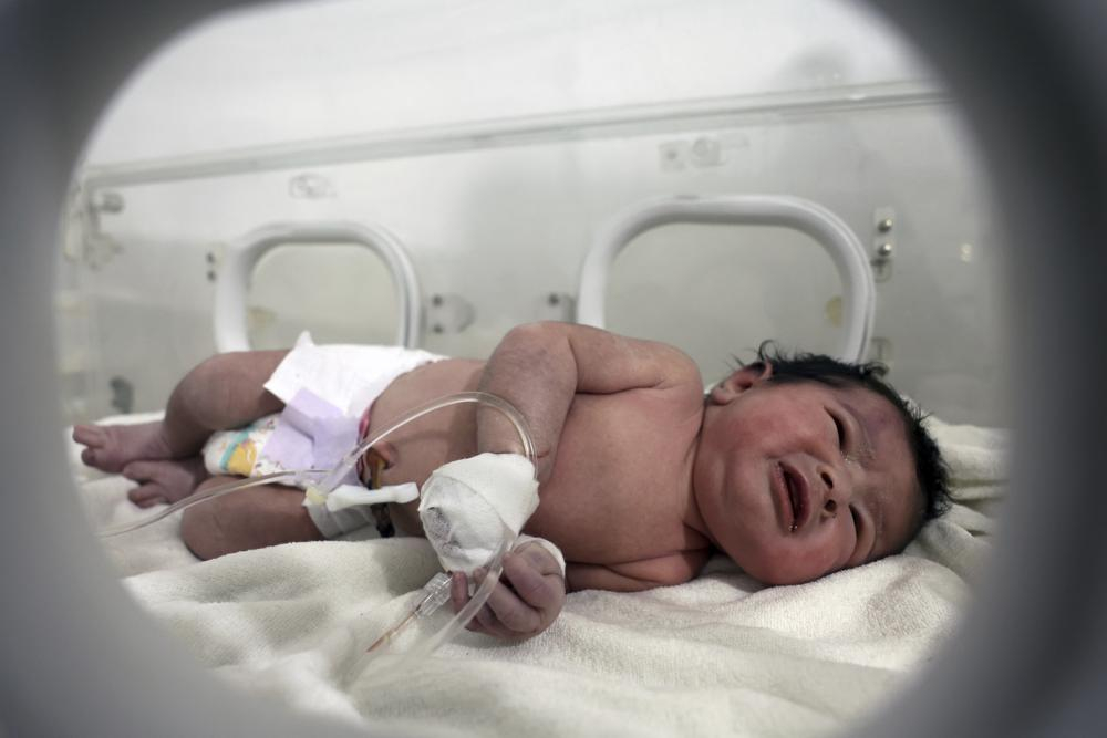Một bé gái chào đời dưới đống đổ nát do trận động đất được điều trị trong lồng ấp tại một bệnh viện nhi ở thị trấn Afrin, tỉnh Aleppo, Syria