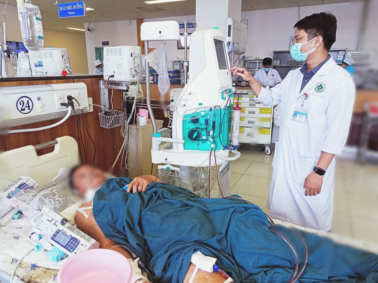 Các bác sĩ điều trọ cho bệnh nhân bị ngộ độc chè ở An Giang 