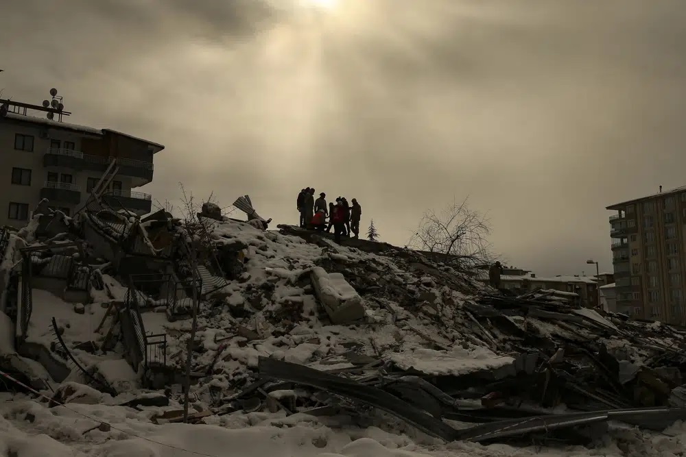 Mọi người cố gắng tiếp cận những nạn nhân bị mắc kẹt dưới đống đổ nát của một tòa nhà bị sập ở Malatya, Thổ Nhĩ Kỳ.