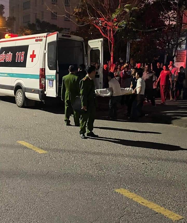 Xe cứu thương đưa thi thể học sinh rời khỏi sân bóng