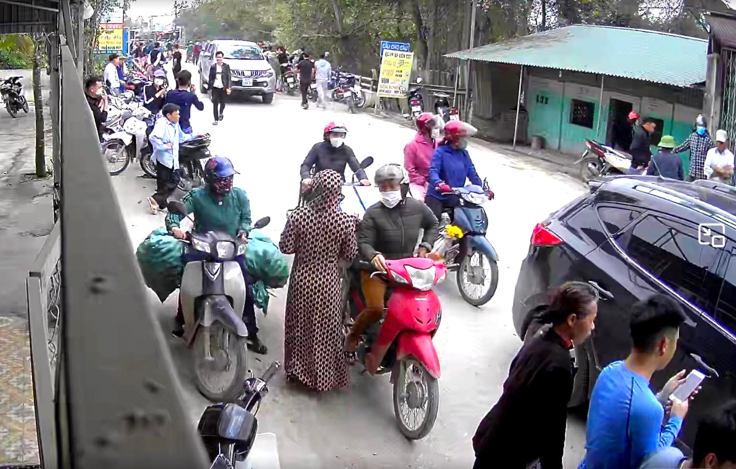 Cả trăm người tập trung theo dõi vụ việc khiến giao thông tắc nghẽn - Ảnh: Nguyễn Viết