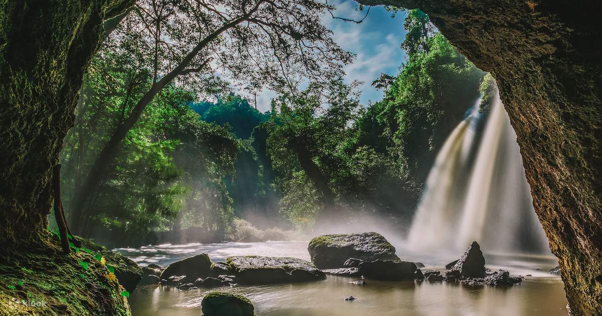 Nhưng cốt lõi của nó, Khao Yai vẫn là điểm đến hàng đầu cho những người yêu thiên nhiên. Là một phần của Khu phức hợp rừng Dong Phayayen-Khao Yai đã được UNESCO công nhận , đây là công viên quốc gia lâu đời nhất của Thái Lan và được tạo thành từ hơn 2.000 km2 rừng và đồng cỏ. Những con đường mòn đi bộ phục vụ cho nhiều khả năng khác nhau, nhiều con đường cung cấp lối đi đến những thác nước tuyệt đẹp. Trong số đó nổi tiếng nhất là Haew Narok, nhân vật của Leonardo DiCaprio đã nhảy xuống trong bộ phim The Beach năm 2000. Động vật hoang dã bao gồm voi, gấu, vượn và hổ (mặc dù con người hiếm khi phát hiện ra những con mèo lớn). Các quan chức của công viên tổ chức các chuyến khám phá động vật hoang dã hàng đêm, có thể đặt trước qua trung tâm du khách . Bensley cho biết vị trí của InterContinental gần công viên quốc gia là điều đã thu hút anh đến với dự án ngay từ đầu. Tôi là một người thích hoang dã, vì vậy đối với tôi, việc ở quá gần rừng nguyên sinh thực sự khiến tôi thích thú, để có thể vào công viên đó và nhìn thấy một số con voi hoang dã còn sót lại ở châu Á... đó là chắc chắn là phần yêu thích của tôi. Mặc dù hầu hết khách đến bằng ô tô nhưng vẫn có thể đi tàu từ Bangkok đến ga Pak Chong, cách resort khoảng 40-45 phút.