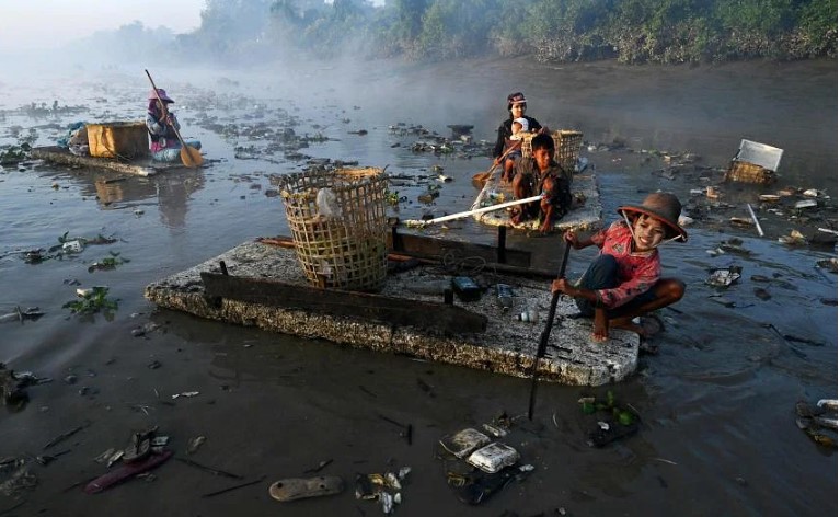 Một báo cáo mới của Liên Hợp Quốc đang kêu gọi hành động khẩn cấp để làm sạch môi trường, đặc biệt là các tuyến đường thủy. ẢNH: AFP