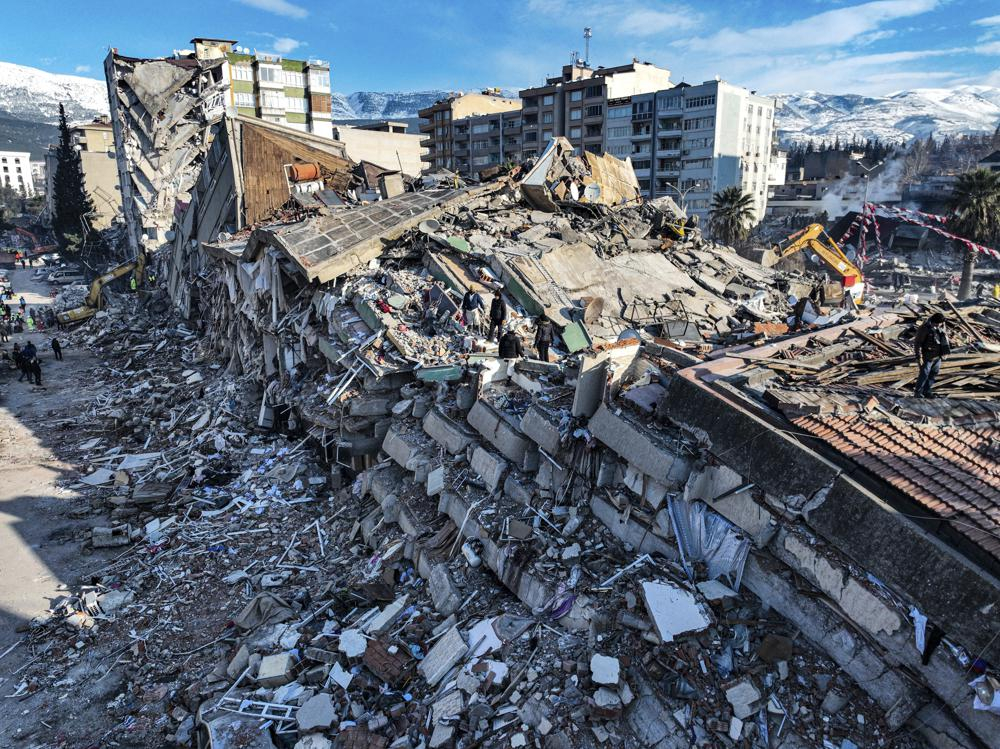Ở Kahramanmaraş và Pazarcık, lực lượng cứu hộ rà soát đống đổ nát, thường chỉ tìm thấy các bộ phận cơ thể. Các nhân viên cứu hộ ở Kahramanmaraş cho biết họ có thể ngửi thấy mùi xác chết khi đào bới đống đổ nát ở trung tâm thị trấn hiện bị trận động đất và dư chấn tàn phá nặng nề đến mức nhiều tòa nhà đã hoàn toàn biến thành đống đổ nát.  “Chúng tôi hy vọng có hai người vẫn còn sống dưới đó,” Zafer Yildiz, một tình nguyện viên nói, chỉ về phía đống bê tông, kim loại xoắn và đồ đạc. Ông nói: “Hầu hết những người chúng tôi tìm thấy dưới đống đổ nát đều đã chết.