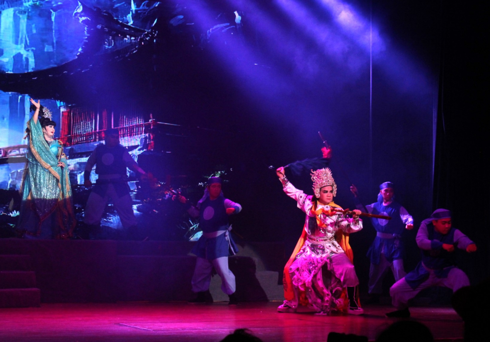 Vở Ngai vàng và tội ác của Nhà hát Cải lương Trần Hữu Trang gây bất ngờ với khán giả.