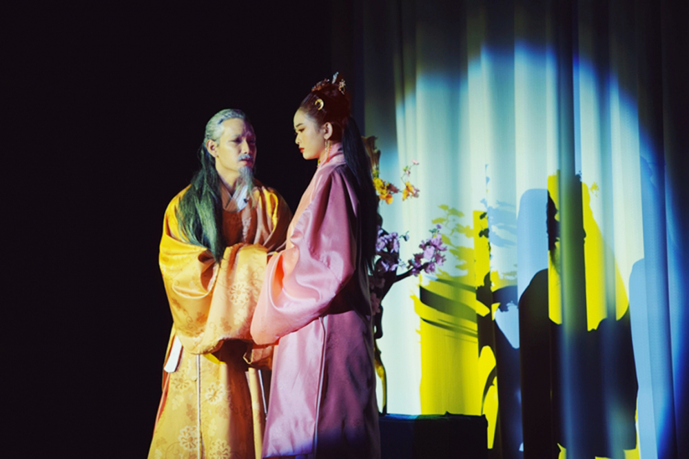 Vở Ai tư vãn - Uẩn khúc Ngọc Hân gây ấn tượng mạnh với khán giả sinh viên tại UEH Theatre - ẢNH: HOÀNG KIM