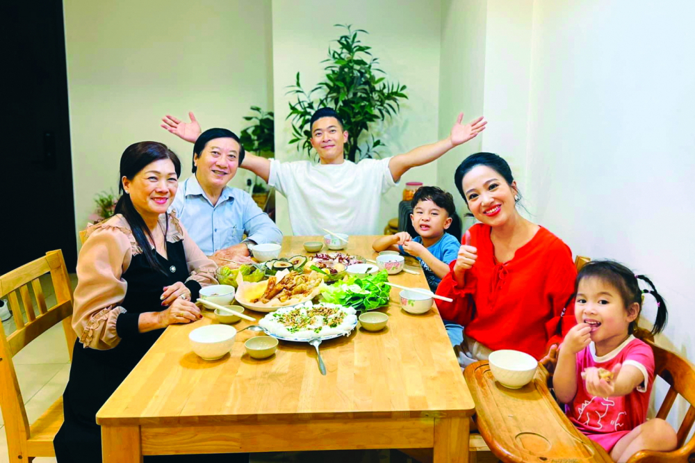Vợ chồng ông Giang Kiếm Thanh ăn bữa cơm mừng năm mới cùng gia đình Quốc Cơ - Hồng Phượng - ẢNH: NHÂN VẬT CUNG CẤP