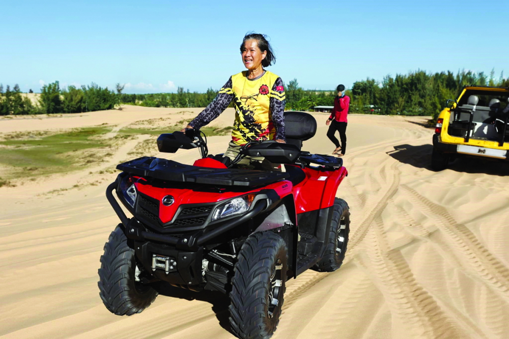 Bà Thu Hồng lái xe offroad trên địa hình cát
