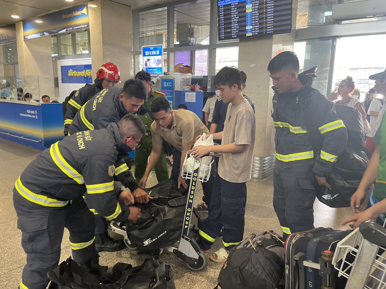 5 CBCS thuộc Phòng Cảnh sát PCCC&CNCH Công an TPHCM nhận nhiệm vụ hoả tốc lên đường bay sang Thổ Nhĩ Kỳ để hỗ trợ cứu nạn cứu hộ tìm kiếm nạn nhân trong thảm hoạ động đất.