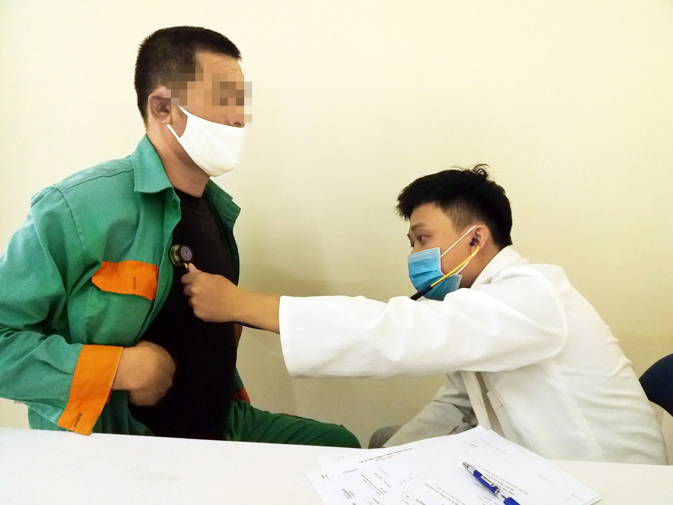 Một bệnh nhân đang được khám hậu COVID-19 tại Bệnh viện Lê Văn Thịnh - ẢNH: T.C.