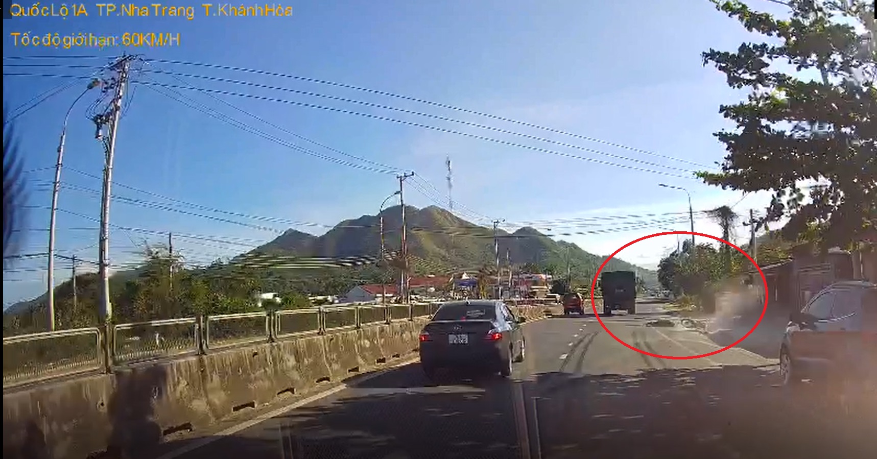 Xe biển số đỏ không dừng lại sau khi va chạm giao thông với xe máy đi cùng chiều - Ảnh cắt từ clip