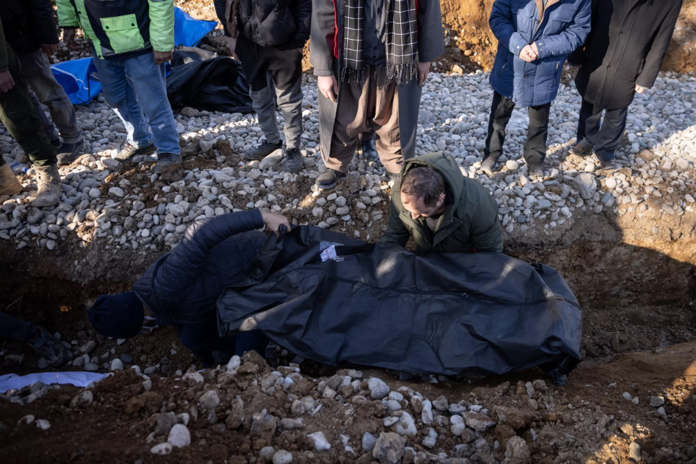 Một thi thể được đặt vào rãnh huyệt mới đào bên ngoài Kahramanmaras