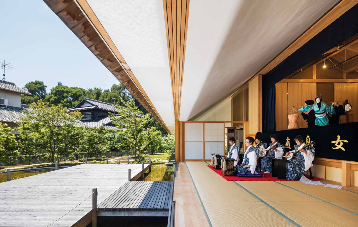 Naoshima Tốt nhất cho kiến ​​trúc  Naoshima là một trong những câu chuyện thành công lớn của Nhật Bản: một hòn đảo nông thôn trên bờ vực trở thành một thị trấn ma, nay là một trung tâm nghệ thuật đương đại đẳng cấp thế giới. Nhiều kiến ​​trúc sư nổi tiếng nhất của Nhật Bản đã đóng góp các công trình kiến ​​trúc, bao gồm bảo tàng, khách sạn cổ điển và thậm chí cả nhà tắm - tất cả đều được thiết kế để nâng cao vẻ đẹp tự nhiên của hòn đảo và bổ sung cho các khu định cư hiện có. Kết quả là sự pha trộn giữa tiên phong và nông thôn Nhật Bản thật quyến rũ. Nó cũng đã truyền cảm hứng cho một số người Nhật theo đuổi cuộc sống chậm rãi bên ngoài các thành phố lớn, chuyển đến Naoshima để mở quán cà phê và nhà trọ.  Mẹo lập kế hoạch: Cố gắng lên kế hoạch cho chuyến thăm của bạn trong một trong ba triển lãm của  lễ hội Setouchi Triennale , diễn ra vào mùa xuân, mùa hè và mùa thu ba năm một lần – lần gần đây nhất diễn ra vào năm 2022. Naoshima tổ chức nhiều loại hình nghệ thuật, kịch, âm nhạc và khiêu vũ sự kiện làm cho lễ hội này trở nên đặc biệt.