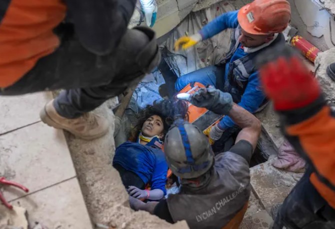 Nhân viên cấp cứu giải cứu Melda Adtas, 16 tuổi khỏi đống đổ nát của một tòa nhà bị sập ở Hatay, miền nam Thổ Nhĩ Kỳ, hôm thứ Năm.