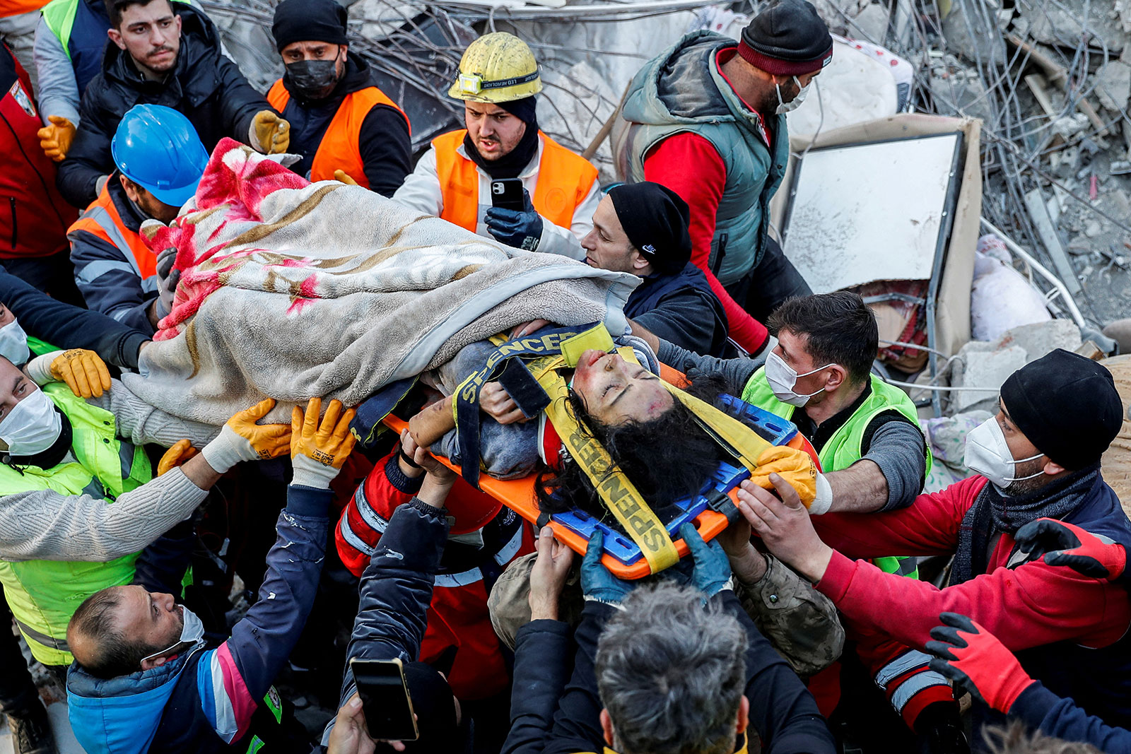 Nỗ lực giải cứu những người mắc kẹt dưới đống đổ nát vẫn được tiếp tục tại Thổ Nhĩ Kỳ và Syria.