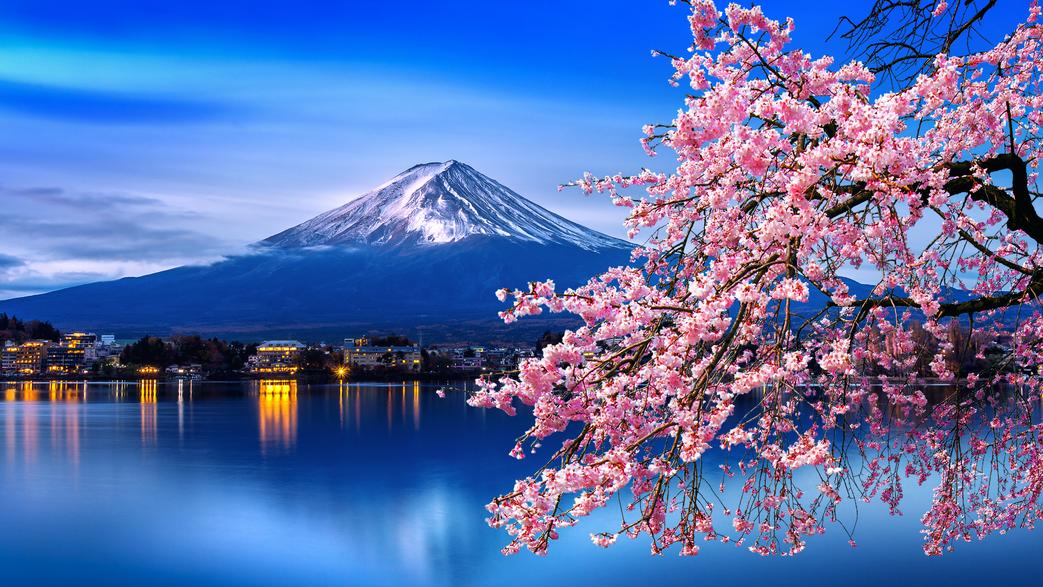 4. Núi Phú Sĩ Tốt nhất cho quan điểm và hành hương  Ngay cả khi nhìn từ xa,  Núi Phú Sĩ cũng sẽ khiến bạn phải nín thở. Nhìn gần, hình nón đối xứng hoàn hảo của đỉnh núi cao nhất Nhật Bản thật đáng kinh ngạc. Bình minh từ đỉnh núi? Phép thuật thuần túy. Fuji-san là một trong những điểm tham quan lâu đời và đáng kính nhất của Nhật Bản. Hàng trăm ngàn người leo lên nó mỗi năm, tiếp tục truyền thống hành hương hàng thế kỷ lên ngọn núi lửa linh thiêng. Những người muốn tìm kiếm những khung cảnh đẹp như tranh vẽ từ những đỉnh núi ít khó khăn hơn gần đó có thể theo bước chân của các họa sĩ và nhà thơ nổi tiếng nhất của Nhật Bản.  Mẹo lập kế hoạch: Thời điểm tốt nhất để leo núi Phú Sĩ là vào mùa chính thức, từ ngày 1 tháng 7 đến giữa tháng 9, để tránh mùa mưa và tuyết rơi. Luôn kiểm tra các cảnh báo bão trước khi đi bộ đường dài ở Nhật Bản.