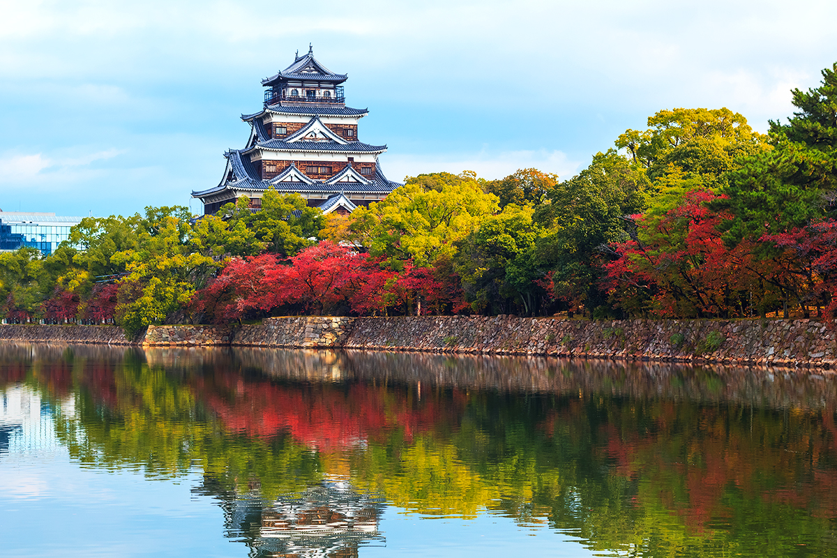 5. Hi-rô-si-ma Tốt nhất để được phản chiếu  Hiroshima ngày nay là một thành phố có tư duy tiến bộ với những đại lộ rợp bóng cây hấp dẫn. Mãi cho đến khi bạn ghé thăm Bảo tàng Tưởng niệm Hòa bình , mức độ thực sự của thảm kịch nhân loại do bom nguyên tử tàn phá mới trở nên rõ ràng. Một chuyến thăm ở đây là một bài học lịch sử quan trọng, đau lòng. Công  viên xung quanh bảo tàng , phần lớn được thiết kế bởi kiến ​​trúc sư hiện đại vĩ đại của Nhật Bản Tange Kenzō, mang đến nhiều cơ hội để suy ngẫm. Nhưng tinh thần quyết tâm của thành phố – cũng như thức ăn của nó – sẽ đảm bảo rằng bạn sẽ có những kỷ niệm đẹp khi rời đi.