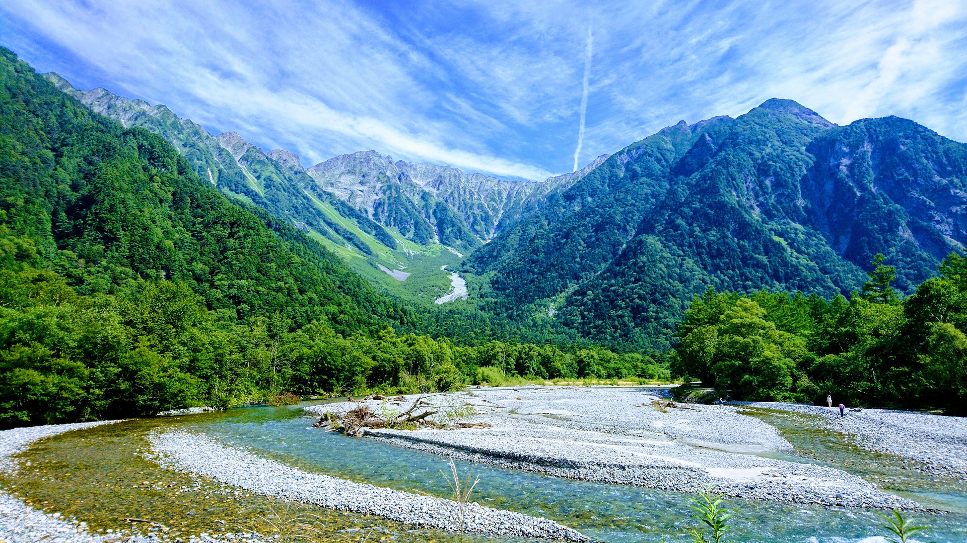 Kamikōchi Tốt nhất cho leo núi  Một trong những khung cảnh thiên nhiên tuyệt đẹp nhất ở Nhật Bản, Kamikōchi là một thung lũng sông vùng cao được bao bọc bởi những đỉnh núi cao vút của Dãy núi Alps phía Bắc Nhật Bản . Có thể đi bộ dễ dàng trong ngày dọc theo Azusa-gawa nguyên sơ qua những khu rừng liễu, đường tùng và cây du thanh bình. Nơi sản sinh ra môn leo núi Nhật Bản, Kamikōchi cũng là cửa ngõ cho những chuyến đi thử thách hơn lên một số ngọn núi cao nhất của đất nước, chẳng hạn như Yari-ga-take (3180m). Ô tô tư nhân bị cấm vào Kamikōchi, điều này làm giảm tác động của đám đông.