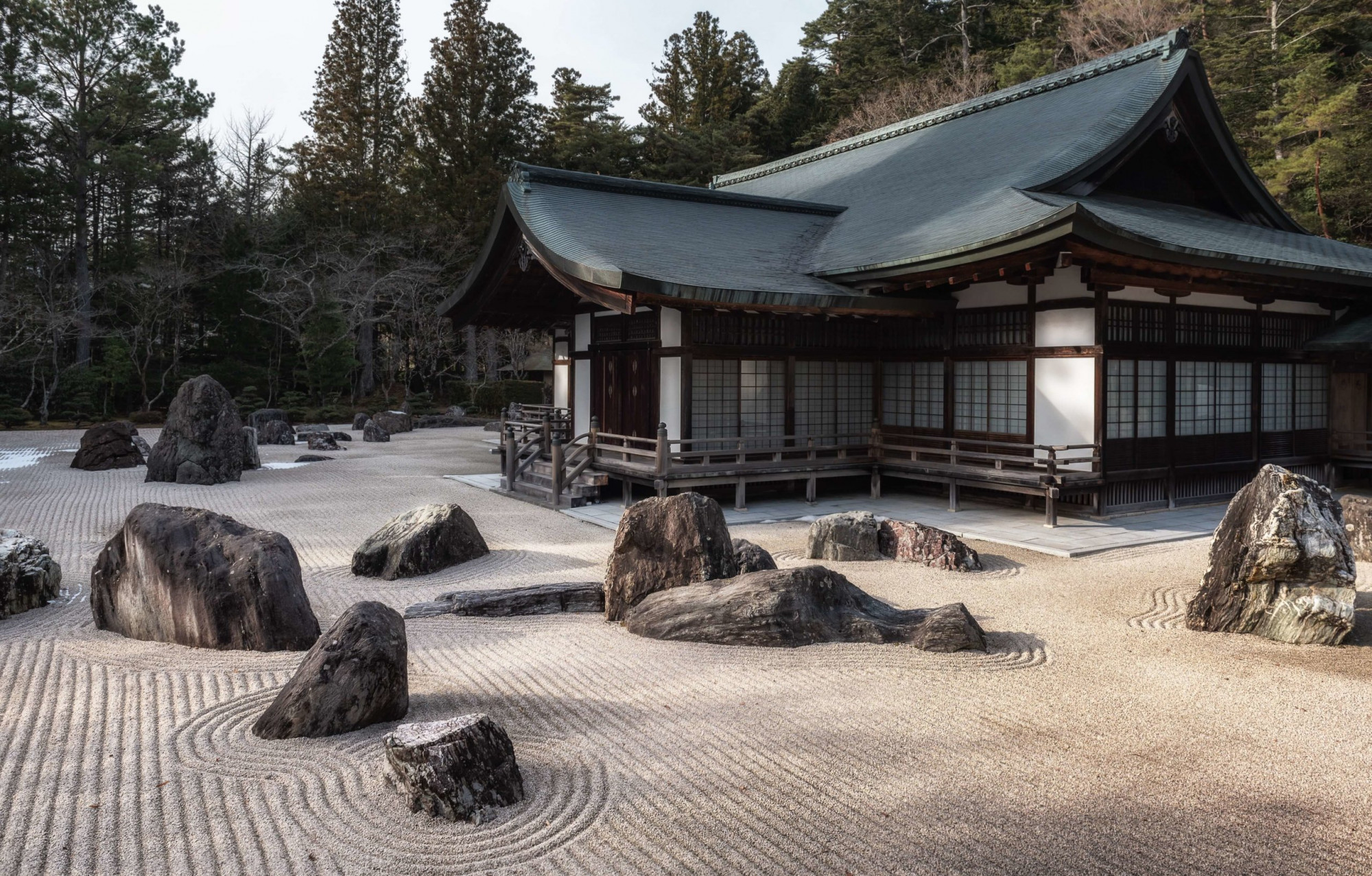 7. Koya-san Tốt nhất để khám phá những ngôi đền  Đi xe điện leo núi đến khu phức hợp tu viện Phật giáo linh thiêng Kōya-san, một cách thích hợp, có cảm giác như đi lên một thế giới khác. Có hơn một trăm ngôi đền ở đây, trong đó nổi bật là Oku-no-in , nơi những con đường đan xen giữa những cây mật mã cao chót vót và những bảo tháp bằng đá đã mòn theo thời gian phủ đầy rêu và địa y. Các ngôi chùa khác mang đến một trải nghiệm khác: cơ hội nghỉ qua đêm, dùng bữa với các món ăn chay truyền thống của Phật giáo và thức dậy sớm để thiền buổi sáng với các nhà sư thường trú.  Mẹo lập kế hoạch: Mặc dù các ngôi chùa và đền thờ của Nhật Bản không có quy định về trang phục nhưng du khách nên giữ yên tĩnh tương đối trong những không gian linh thiêng này.
