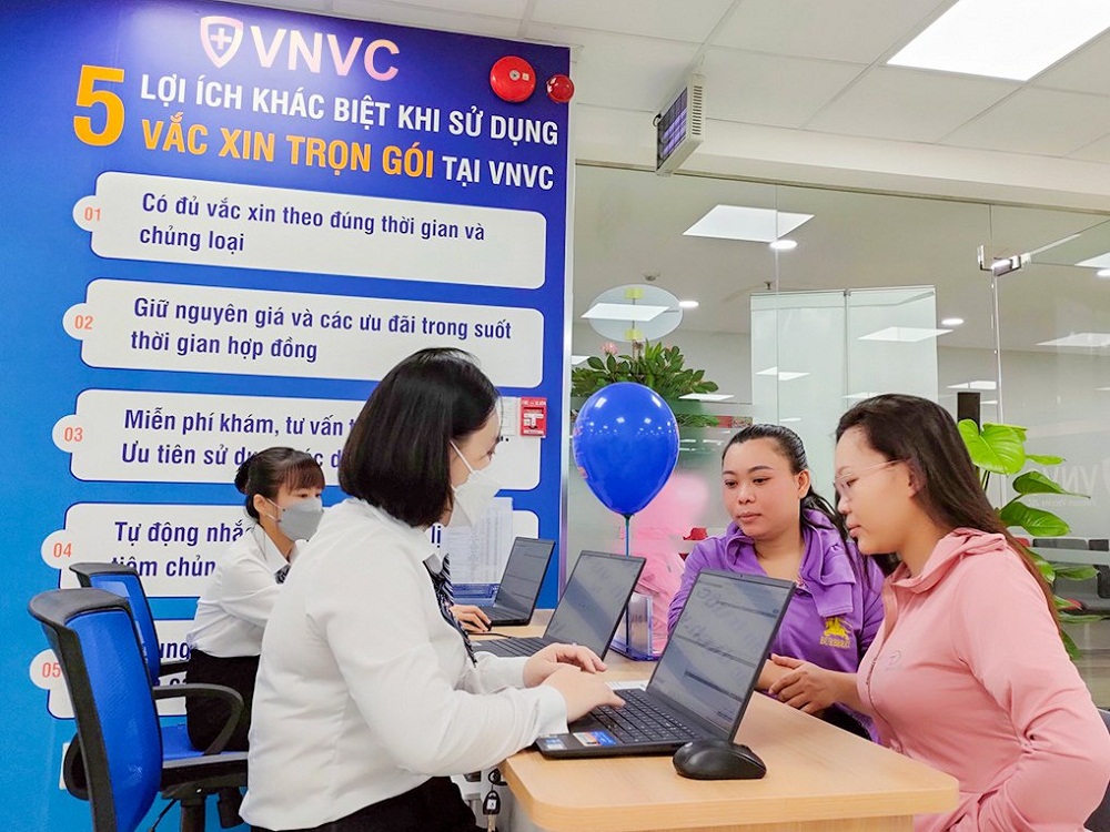 Nhiều người dân đã đến chích ngừa tại VNVC Trà Vinh ngay trong buổi sáng khai trương - Ảnh: Minh Nhật
