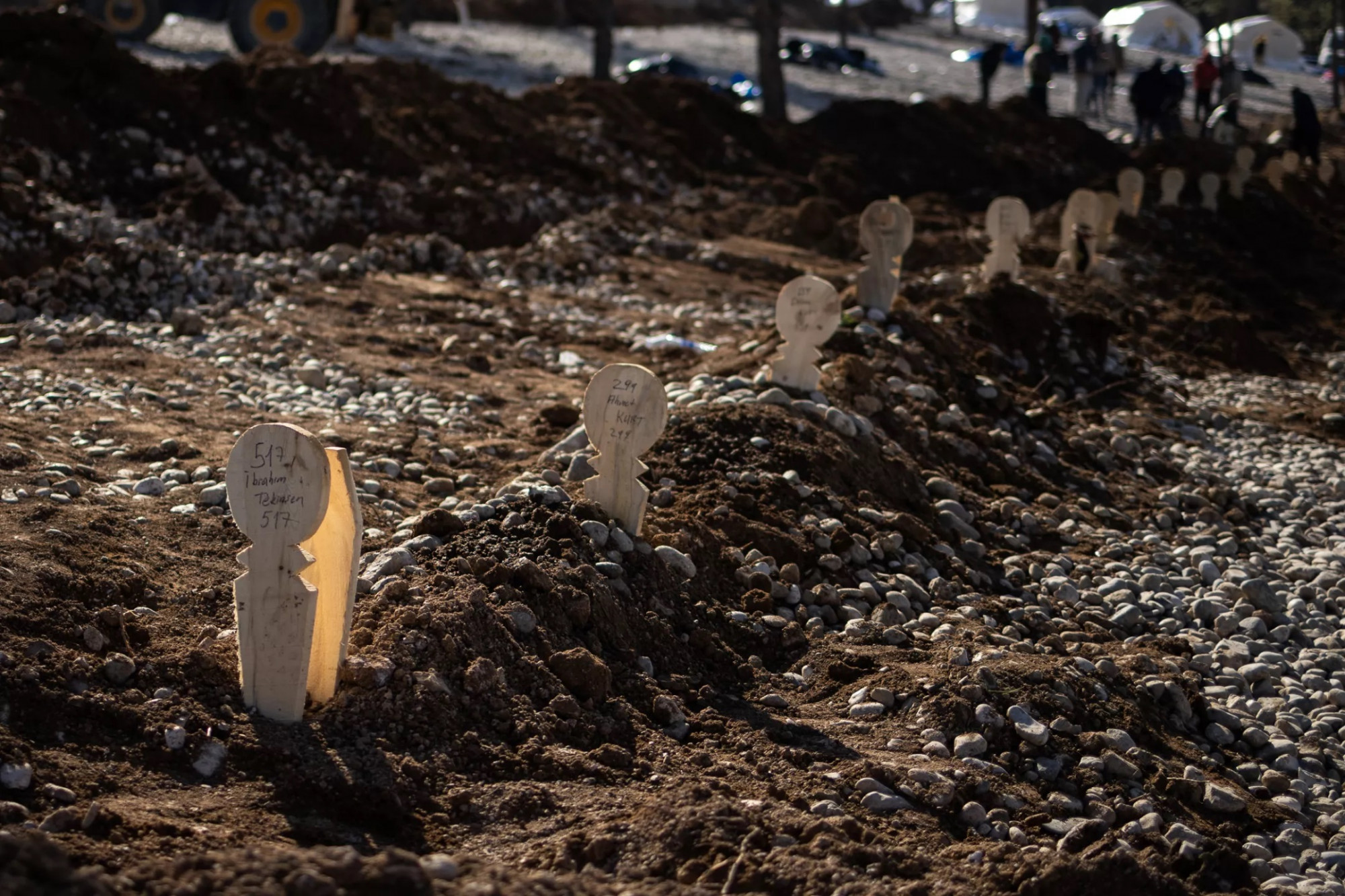 Dấu gỗ đóng vai trò là bia mộ trên một trong nhiều ngôi mộ tập thể mới dành cho nạn nhân trận động đất ở Kahramanmaras