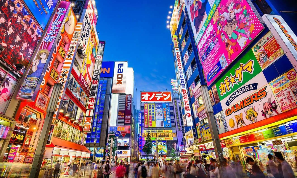 1.Tokyo Tốt nhất cho văn hóa đương đại  Tokyo là một thành phố mãi mãi vươn tới tương lai, mở rộng ranh giới của những gì có thể xảy ra trên vùng đất đông dân cư, dễ bị động đất, bổ sung thêm các công trình kiến ​​trúc cao hơn, bóng bẩy hơn. Đây là địa điểm hàng đầu của Nhật Bản về nghệ thuật và kiến ​​trúc đương đại, văn hóa đại chúng, mua sắm, uống rượu và giải trí (và gắn liền với Kyoto về ăn uống). Nhưng hơn bất kỳ cảnh tượng nào khác, chính thành phố mê hoặc du khách. Đó là một thứ hữu cơ trải dài, trải dài đến hết tầm mắt. Thường xuyên thay đổi và với một loạt các khu dân cư đa dạng , không có hai trải nghiệm nào về Tokyo giống nhau.  Mẹo lên kế hoạch: Vé xem các trận bóng chày sumo, kabuki và Giants thường được bán trước từ một đến hai tháng. Cung điện Hoàng gia và Bảo tàng Ghibli là những điểm tham quan phổ biến khác cần phải lập kế hoạch trước.
