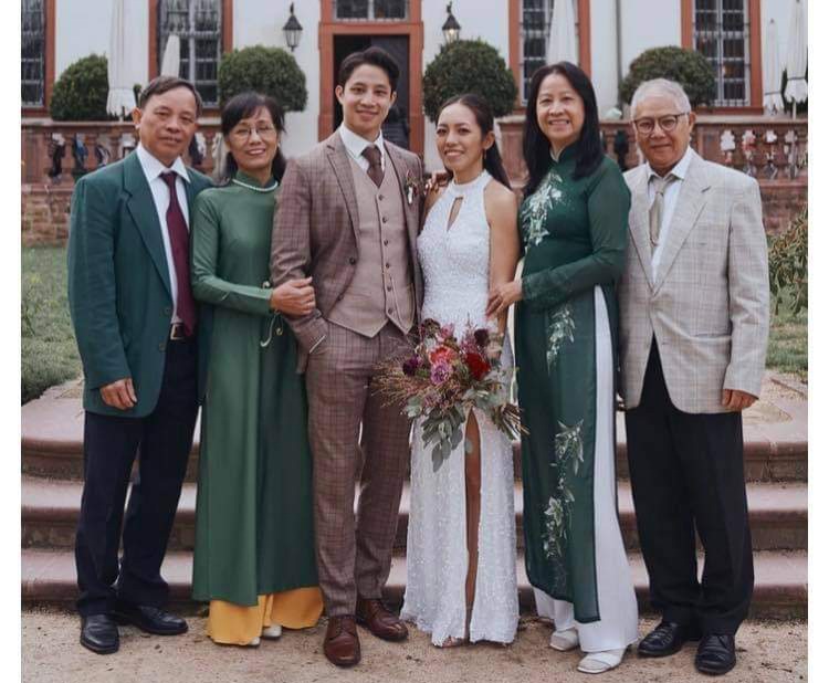 Cặp đôi cùng ba mẹ hai bên trong ngày cưới (Ảnh NVCC)
