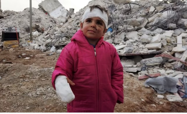 Musa Hmeidi, 6 tuổi, một đứa trẻ người Syria được kéo ra khỏi đống đổ nát của một tòa nhà bị sập vào ngày 10 tháng 2 năm 2023, bốn ngày sau khi một trận động đất chết người tấn công khu vực này. (Ảnh: AFP/Bakr ALKASEM)