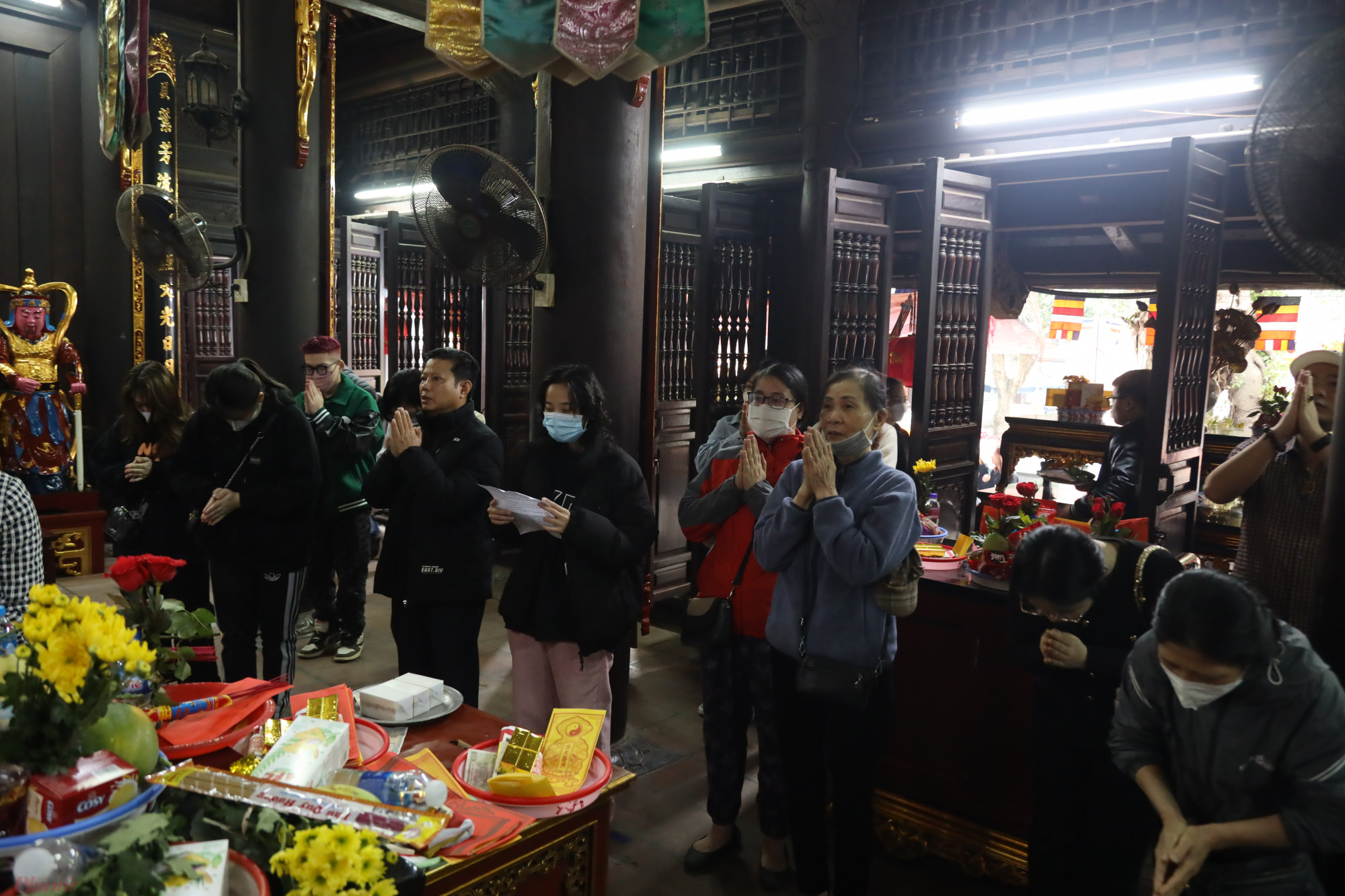 Trong các khu vực ban thờ tại chùa Hà luôn đông đúc người dân tới cầu bình an, đặc biệt là giới trẻ cầu duyên.