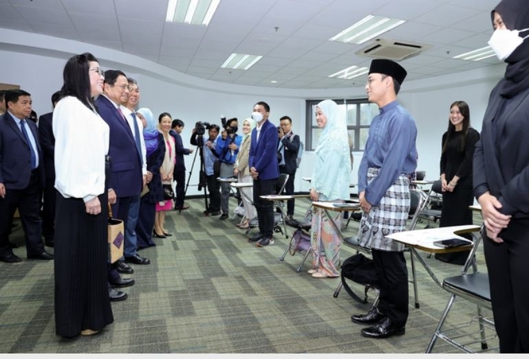 Thủ tướng Phạm Minh Chính trò chuyện với sinh viên Brunei đang học tiếng Việt tại Đại học quốc gia Brunei. (Nguồn: Báo Nhân Dân)
