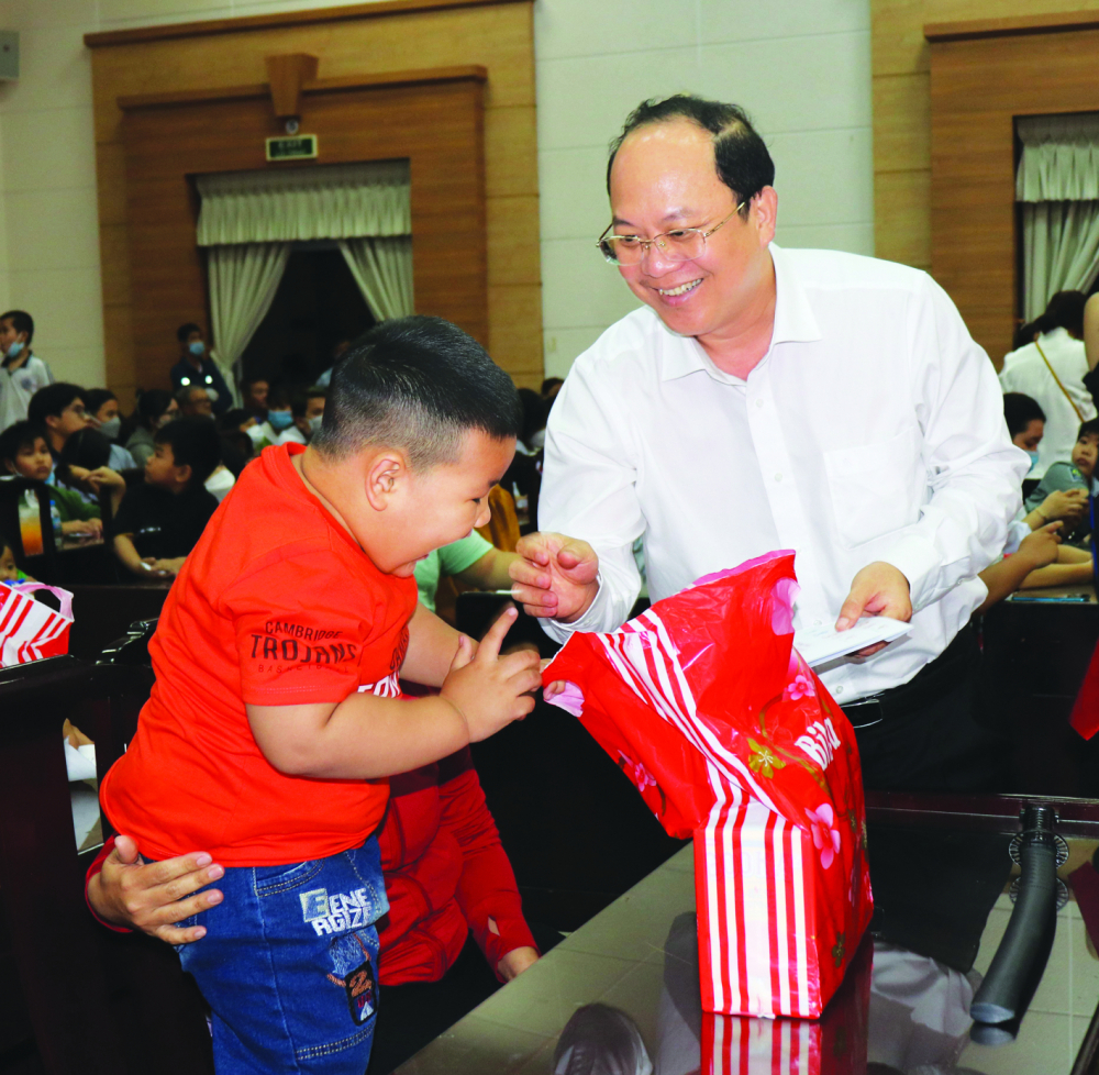 Phó bí thư Thành ủy TPHCM Nguyễn Hồ Hải tặng quà tết cho trẻ mồ côi - ẢNH: NGỌC QUYÊN