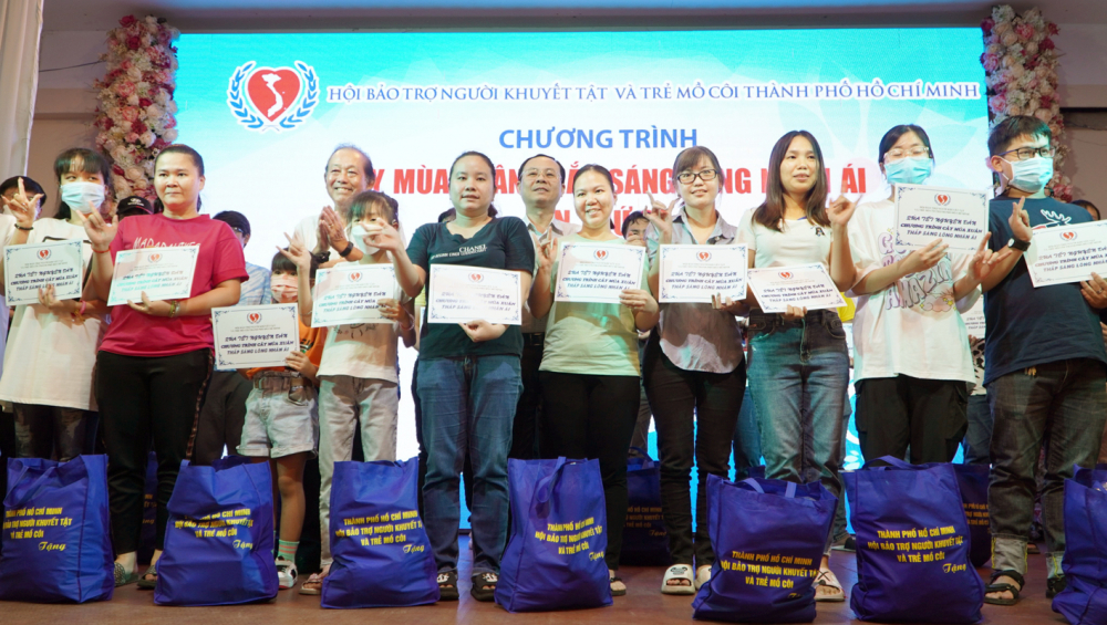Phó bí thư Thành ủy TPHCM Nguyễn Văn Hiếu tặng quà cho trẻ em mồ côi, người khuyết tật dịp tết Quý Mão 2023 - ẢNH: TUYẾT DÂN