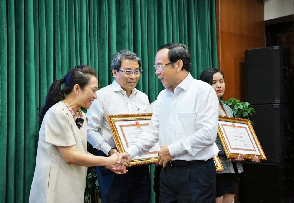 Bí thư Thành ủy TPHCM Nguyễn Văn Nên tặng bằng khen cho các cá nhân, tập thể hoàn thành xuất sắc công tác chăm lo tết Quý Mão 2023
