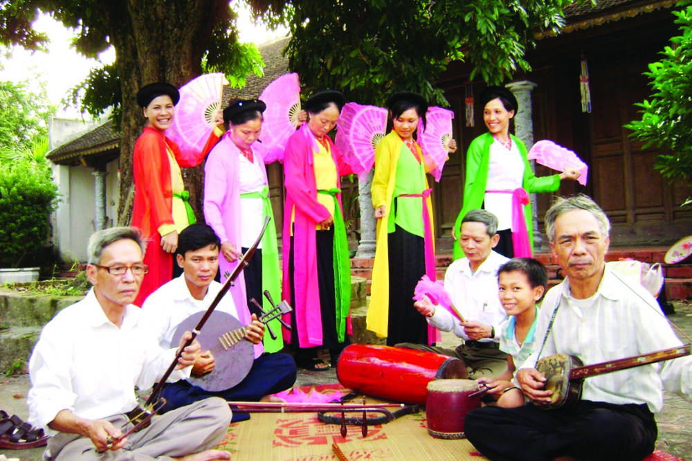 Câu lạc bộ Hát chèo Trung Lập quy tụ nhiều gia đình 3 thế hệ cùng tham gia - ẢNH: MINH TUỆ