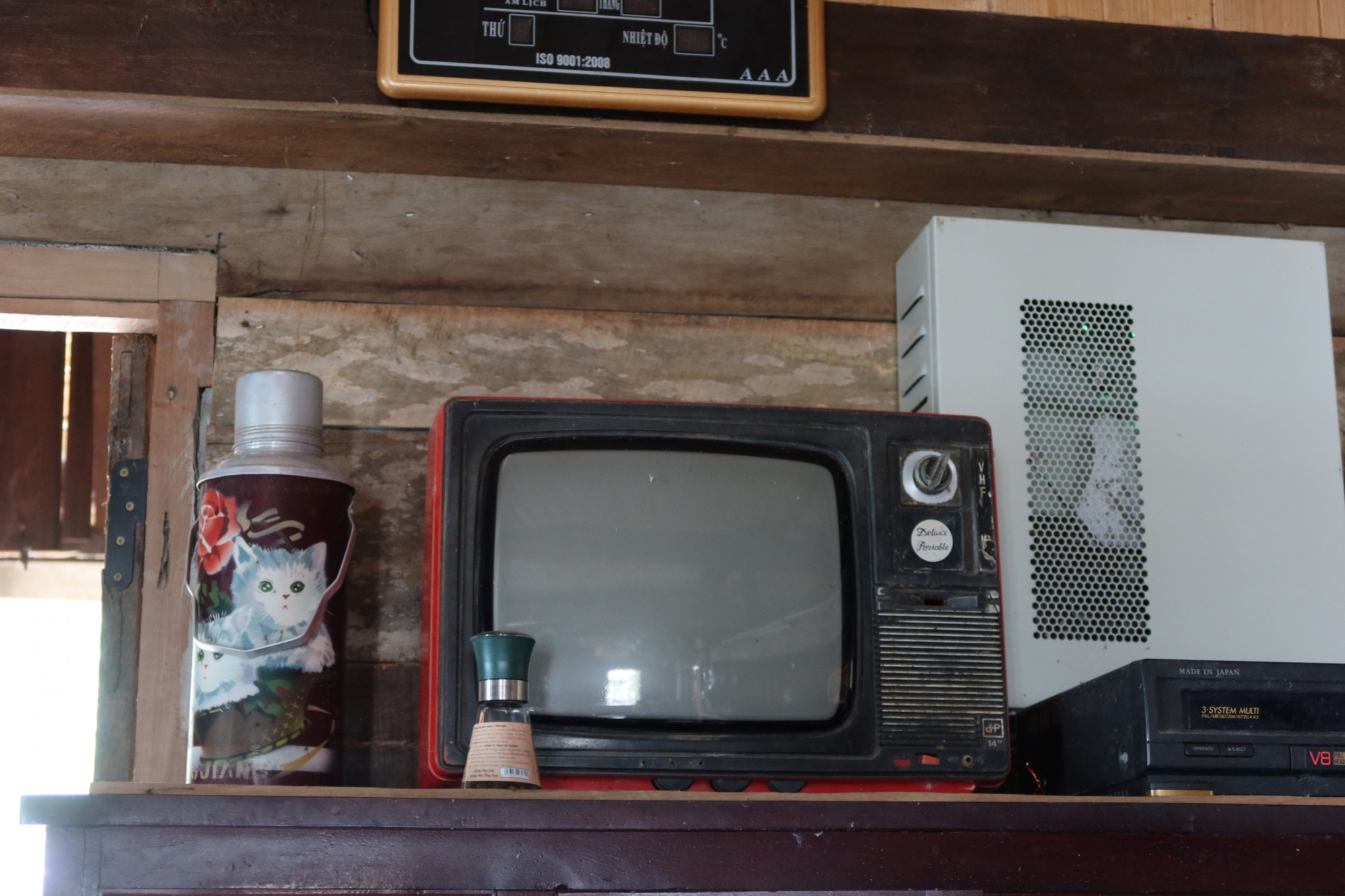 Chiếc tivi, phích nước cũ nằm trong bộ sưu tập Nơi thời gian ngừng lại.