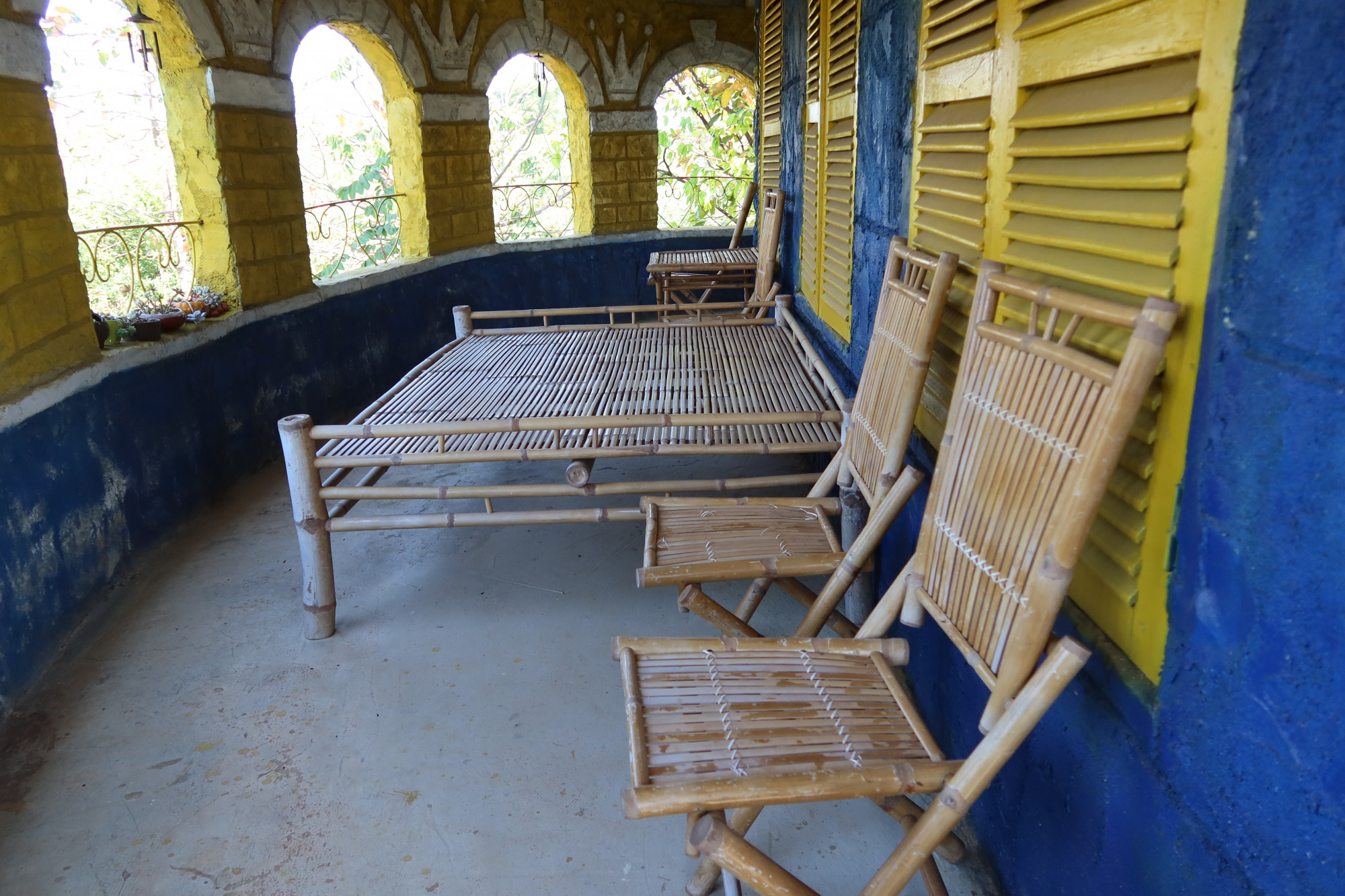 Bộ bàn ghế bằng tre trong Lâu đài yến.
