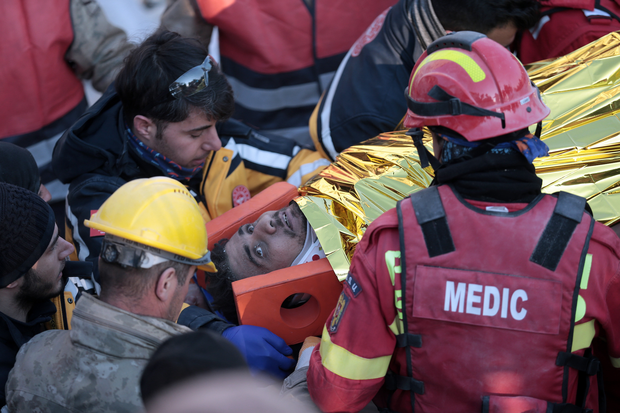 Mustafa SarıgülCác nhân viên y tế khiêng  trên cáng sau khi trải qua 149 giờ dưới đống đổ nát ở vùng Hatay của Thổ Nhĩ Kỳ