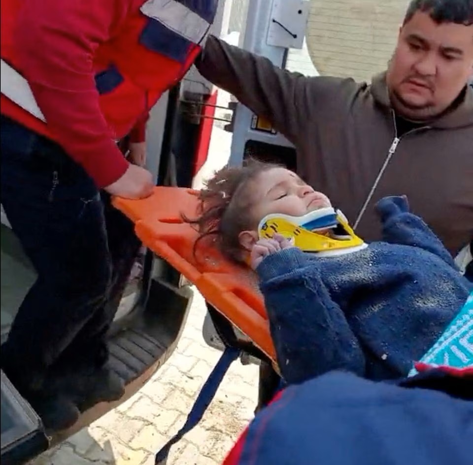 Một đứa trẻ được giải cứu khỏi đống đổ nát, khoảng 150 giờ sau trận động đất ở Hatay, Thổ Nhĩ Kỳ