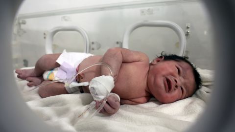 Aya, cô bé được sinh ra dưới đống đổ nát sau trận động đất, vẫn còn dây rốn dính liền với cơ thể không còn sự sống của mẹ khi các nhân viên cứu hộ tìm thấy cô bé.