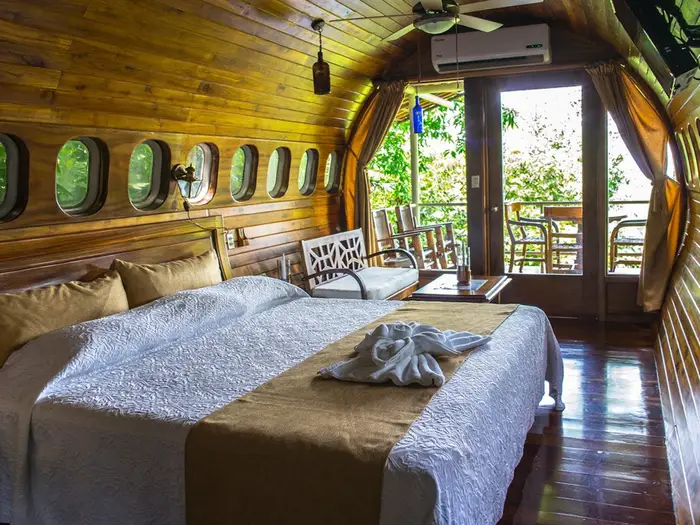 Cả hai phòng ngủ đều có máy lạnh và có tổng cộng 3 giường cỡ queen cho khách. máy bay nhà khách sạn costa rica thân máy bay 727 9 Phép lịch sự của khách sạn Costa Verde Trong khi đó, phòng tắm riêng với buồng tắm đứng được kết nối với mỗi phòng ngủ.