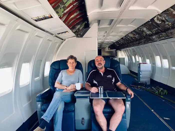 Một chiếc máy bay Boeing 737-200 đã bay cho hãng hàng không không còn tồn tại OzJet đã được cặp đôi  Mary và Andrew Cotterell mua lại cũng như đang tiến hành chuyển đổi công năng thành khách sạn tại Úc.