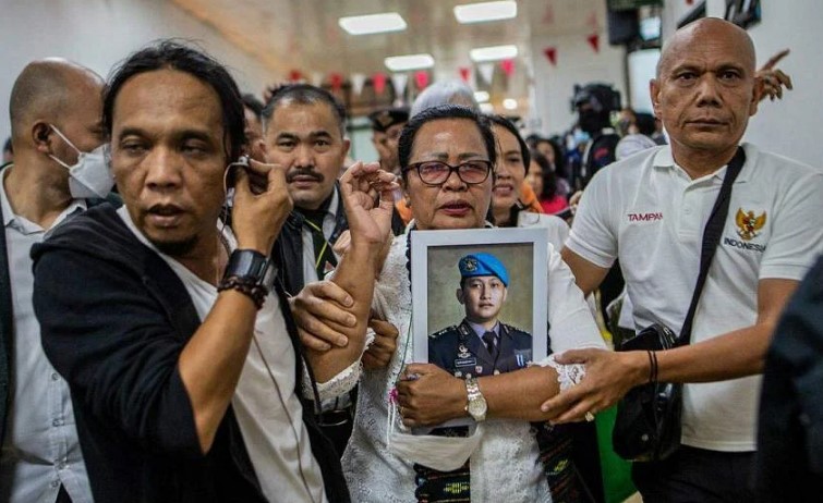 của Chuẩn tướng Nofriansyah Yosua Hutabarat, bà Rosita Simanjuntak tại tòa án quận Nam Jakarta hôm thứ Hai. ẢNH: AFP