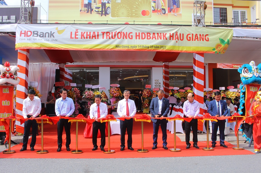 Nhân dịp khai trương HDBank Hậu Giang (tháng 10/2022), HDBank trao tặng 2 căn nhà tình thương cho hộ cận nghèo trên địa bàn tỉnh - Ảnh: HDBank