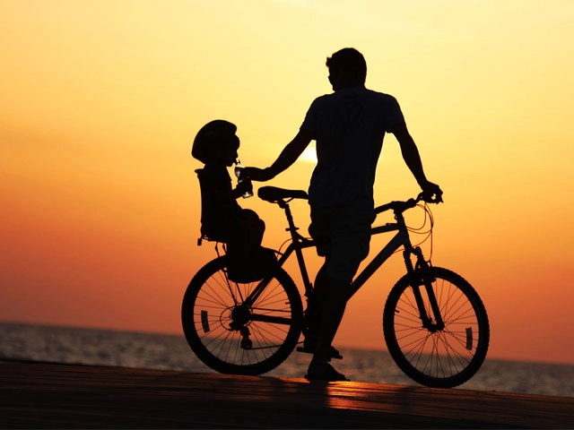 Ngày ấy, chiếc xe đạp là một phần cuộc sống của cha và con (ảnh minh họa)